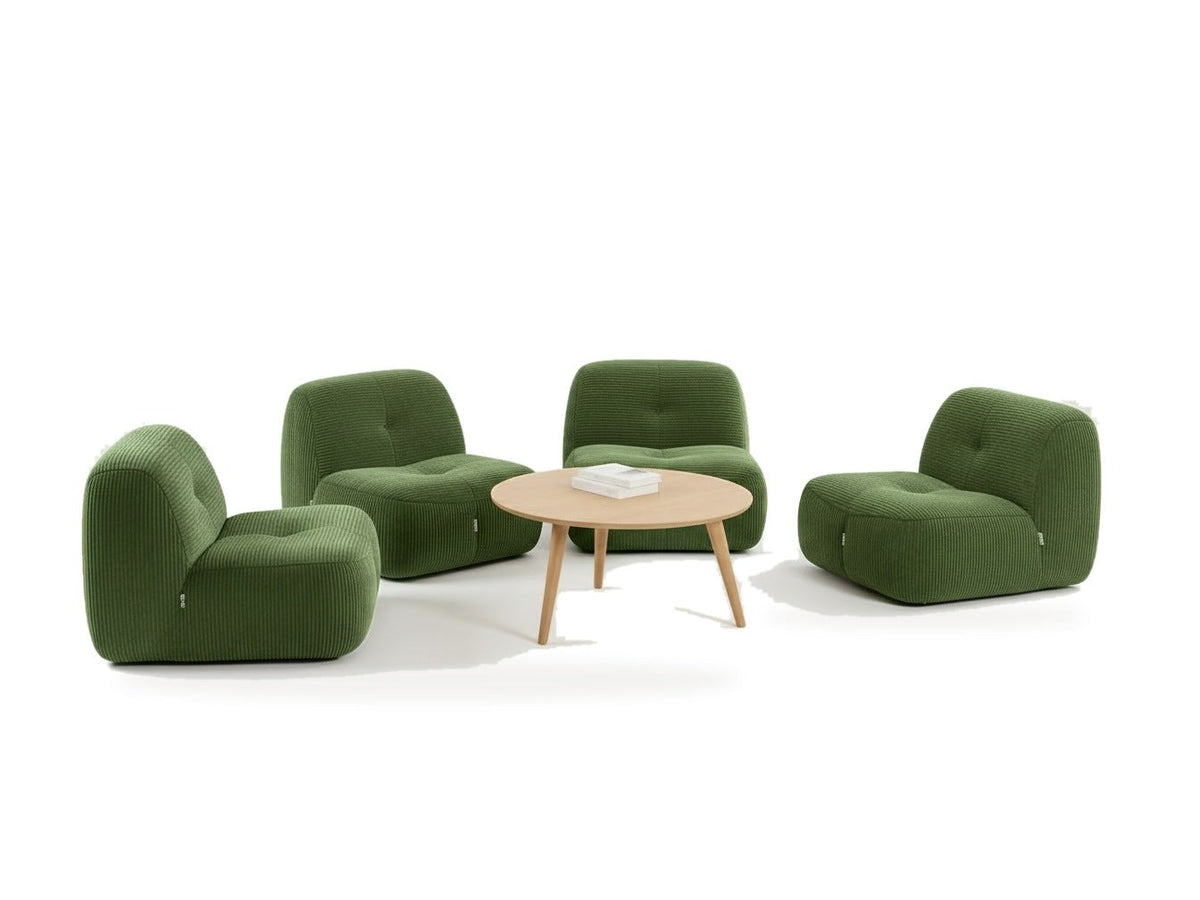 Lot de 4 fauteuils vert, vue de trois quarts sur fond blanc