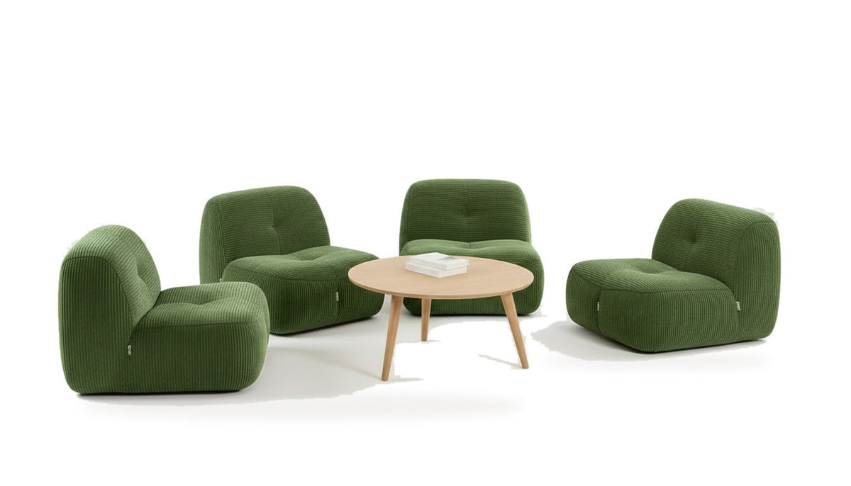 Lot de 4 fauteuils vert, vue de trois quarts sur fond blanc