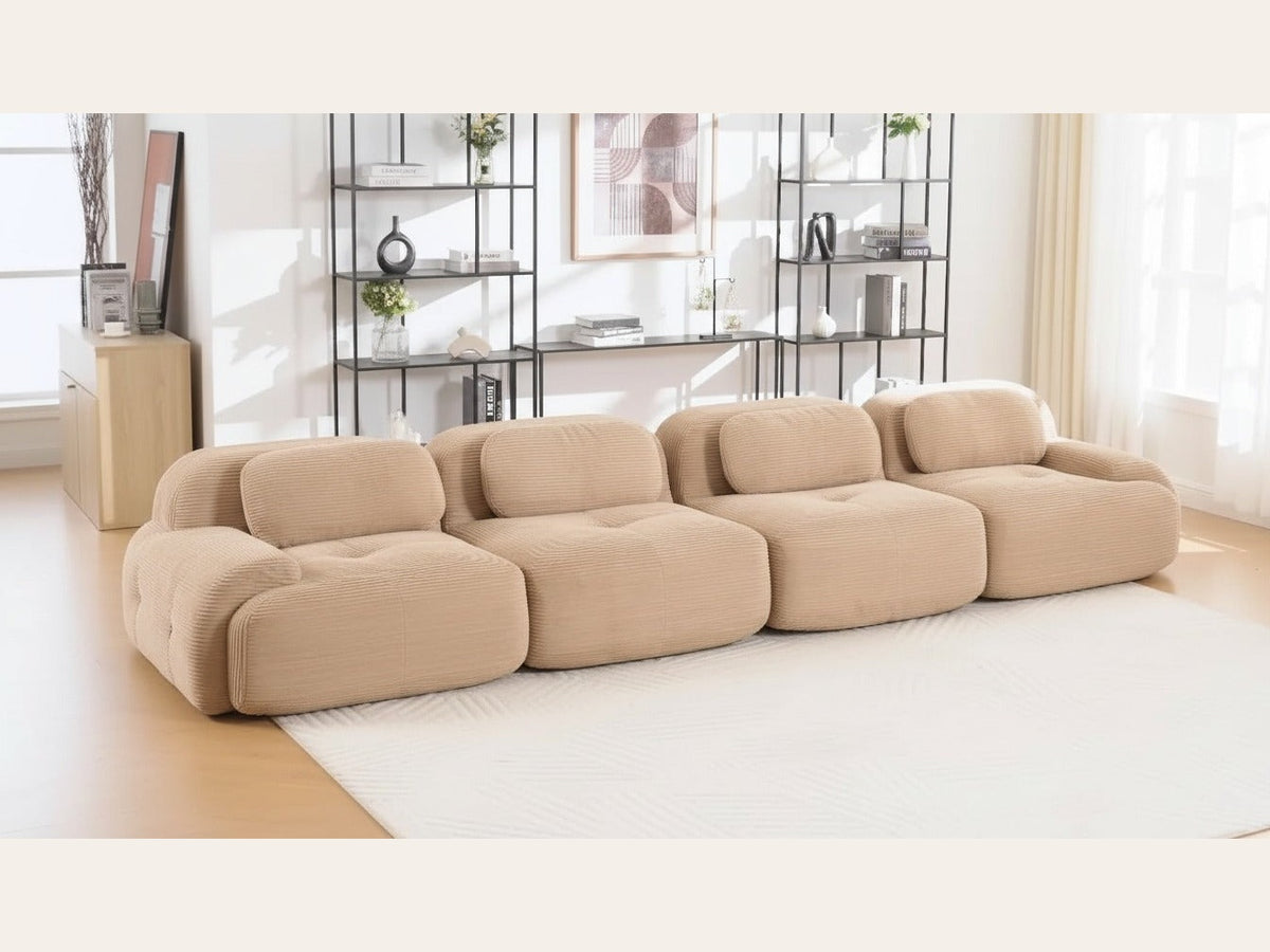 Canapé 4 places velours côtelé beige, de trois quarts dans un salon