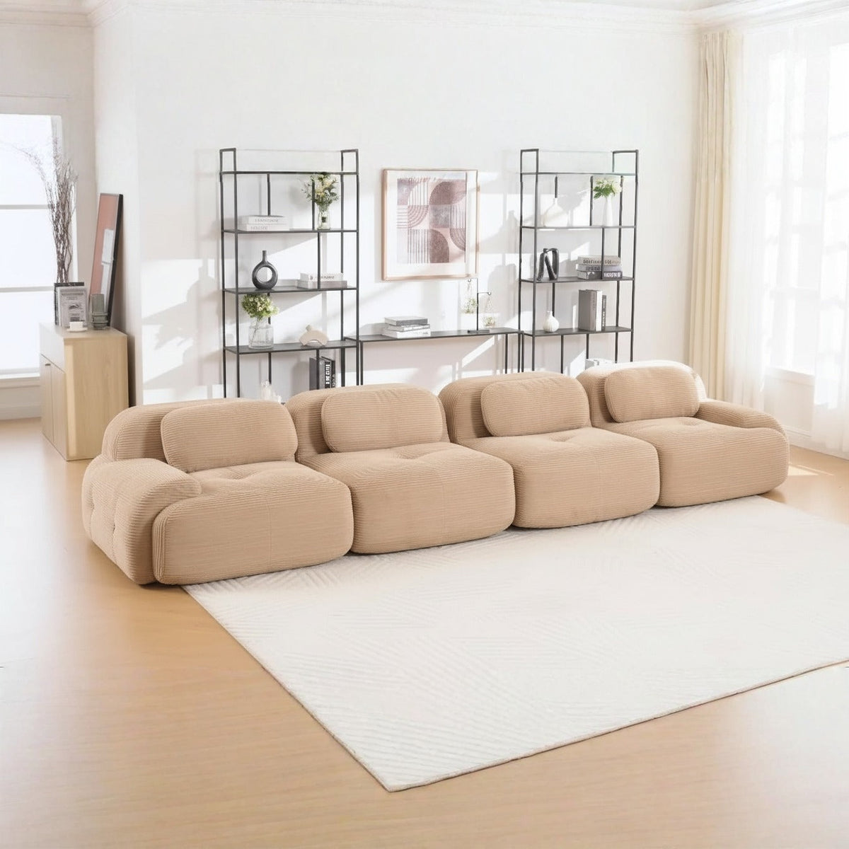 Canapé 4 places velours côtelé beige, de trois quarts dans un salon