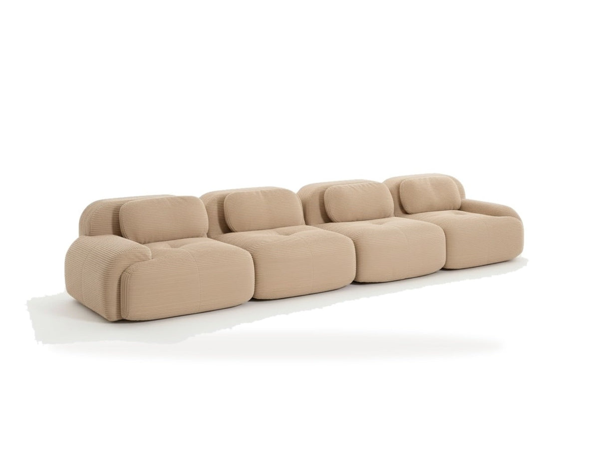 Canapé 4 places velours côtelé beige, vue de trois quarts sur fond blanc