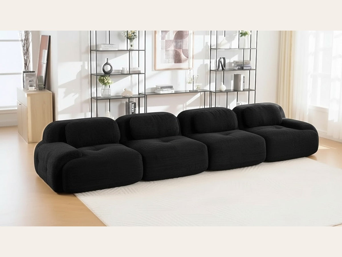 Canapé 4 places velours côtelé noir, de trois quarts dans un salon