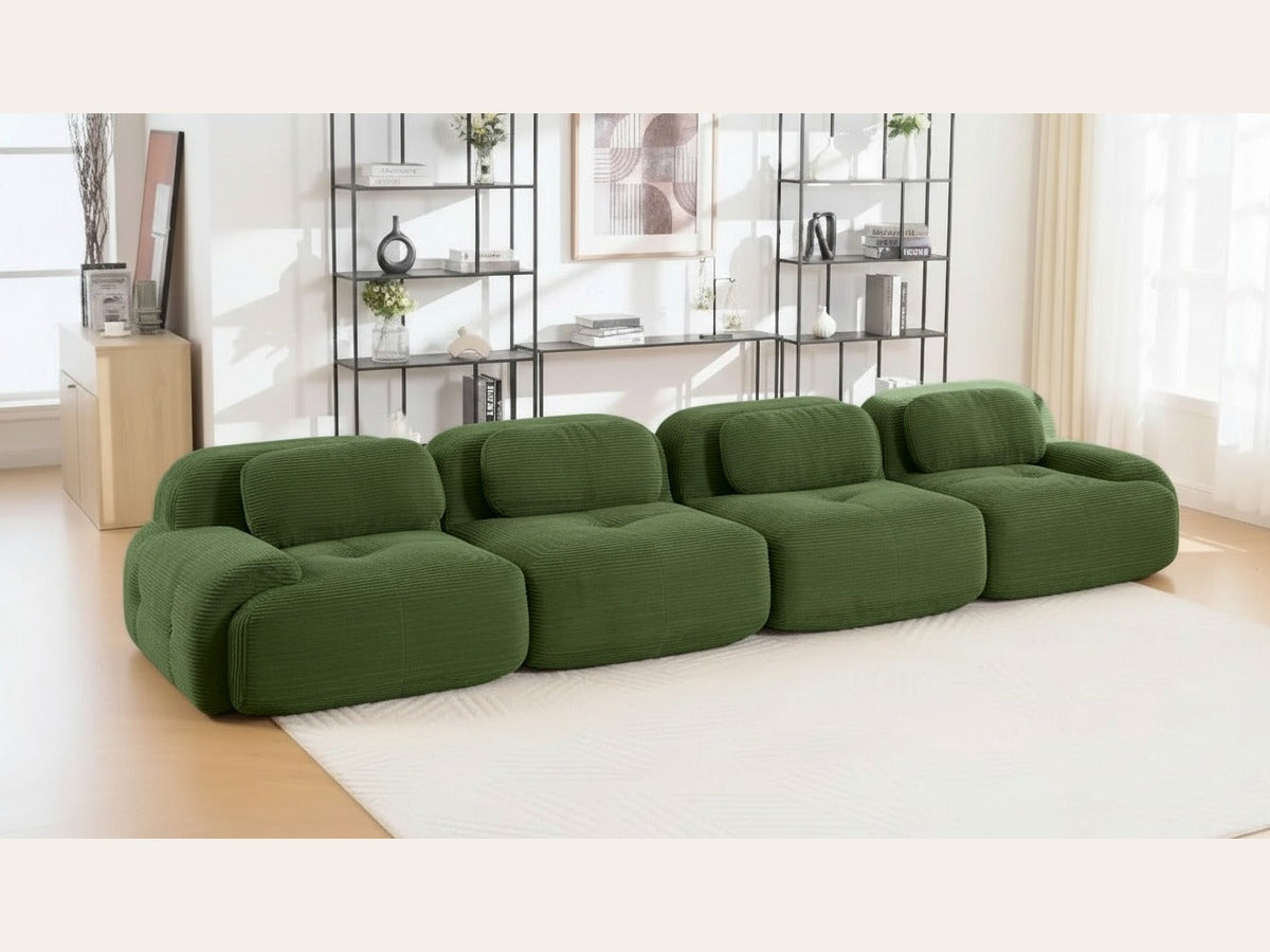 Canapé 4 places velours côtelé vert, de trois quarts dans un salon
