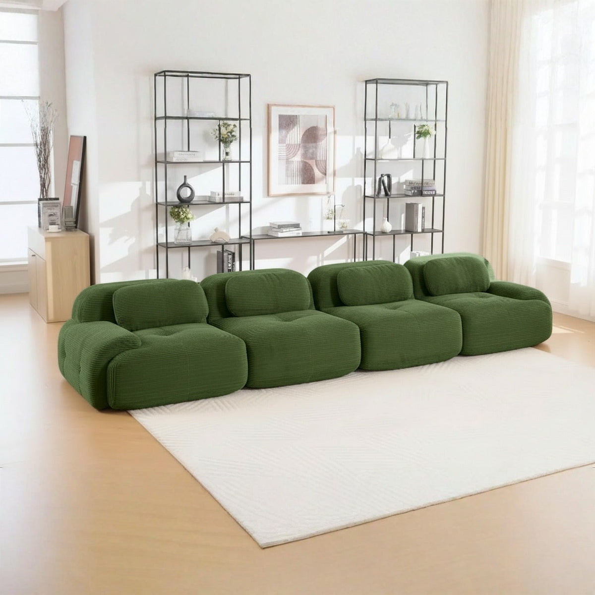 Canapé 4 places velours côtelé vert, de trois quarts dans un salon