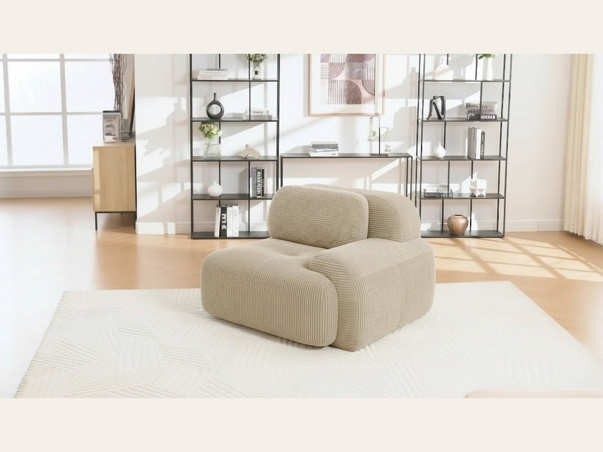 Fauteuil modulable beige, de trois quarts dans un salon