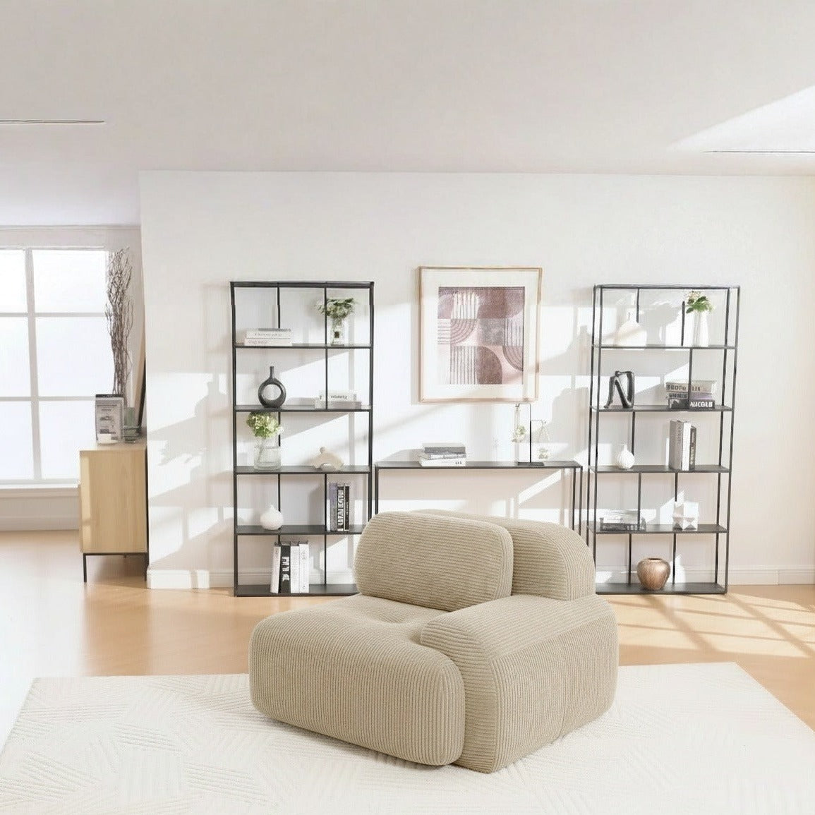 Fauteuil modulable beige, de trois quarts dans un salon