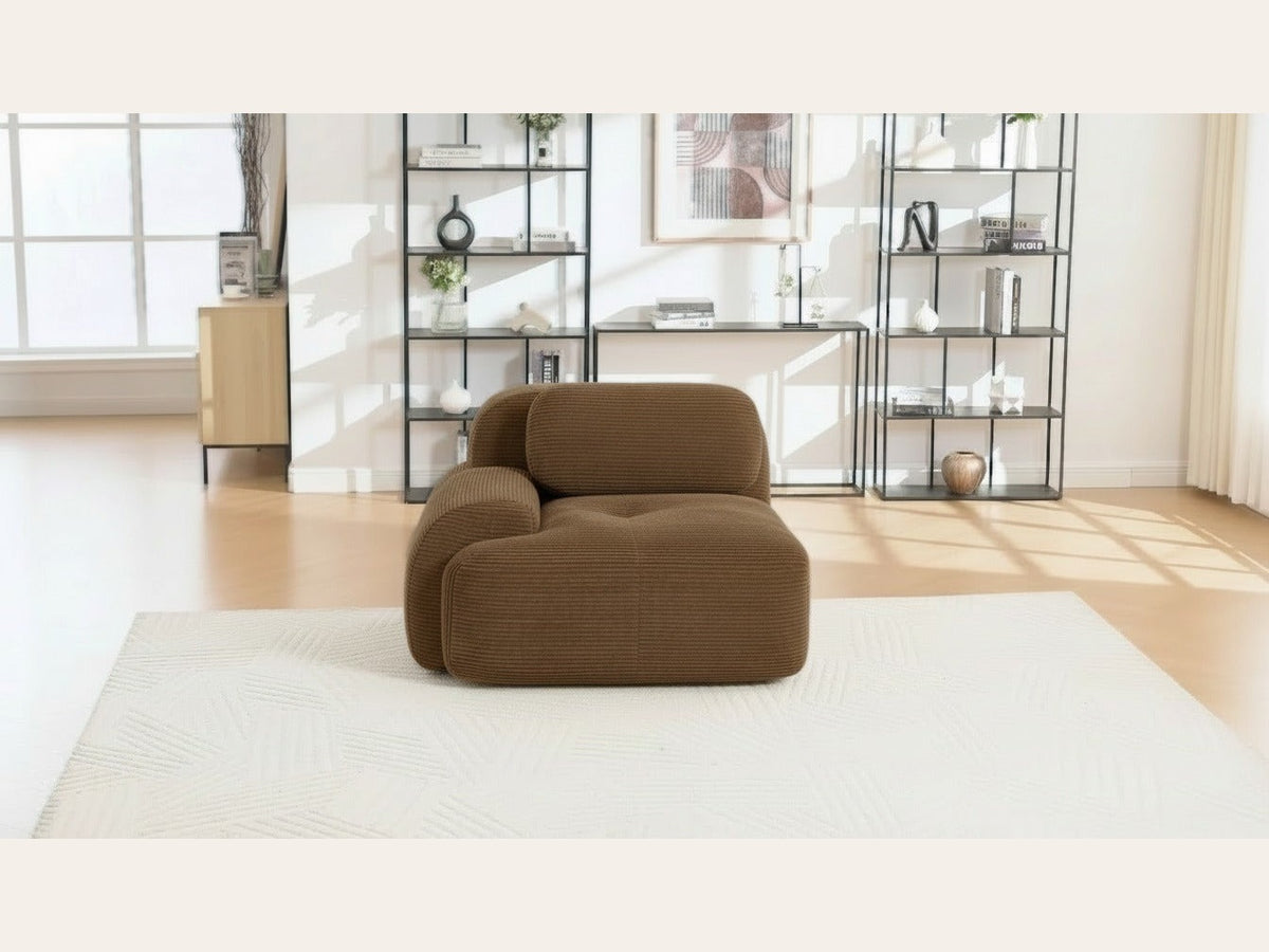 Fauteuil modulable brun, de face dans un salon