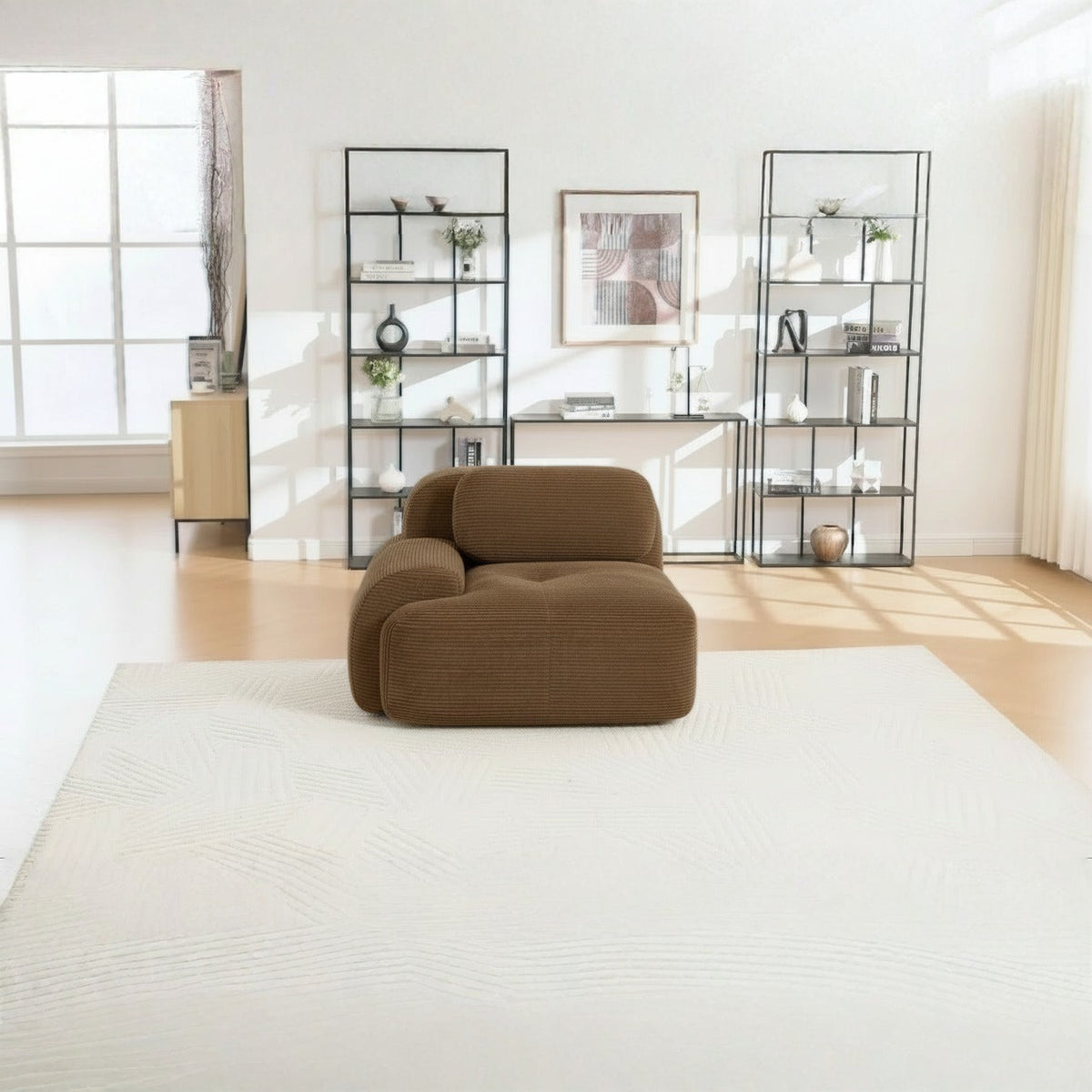 Fauteuil modulable brun, de face dans un salon
