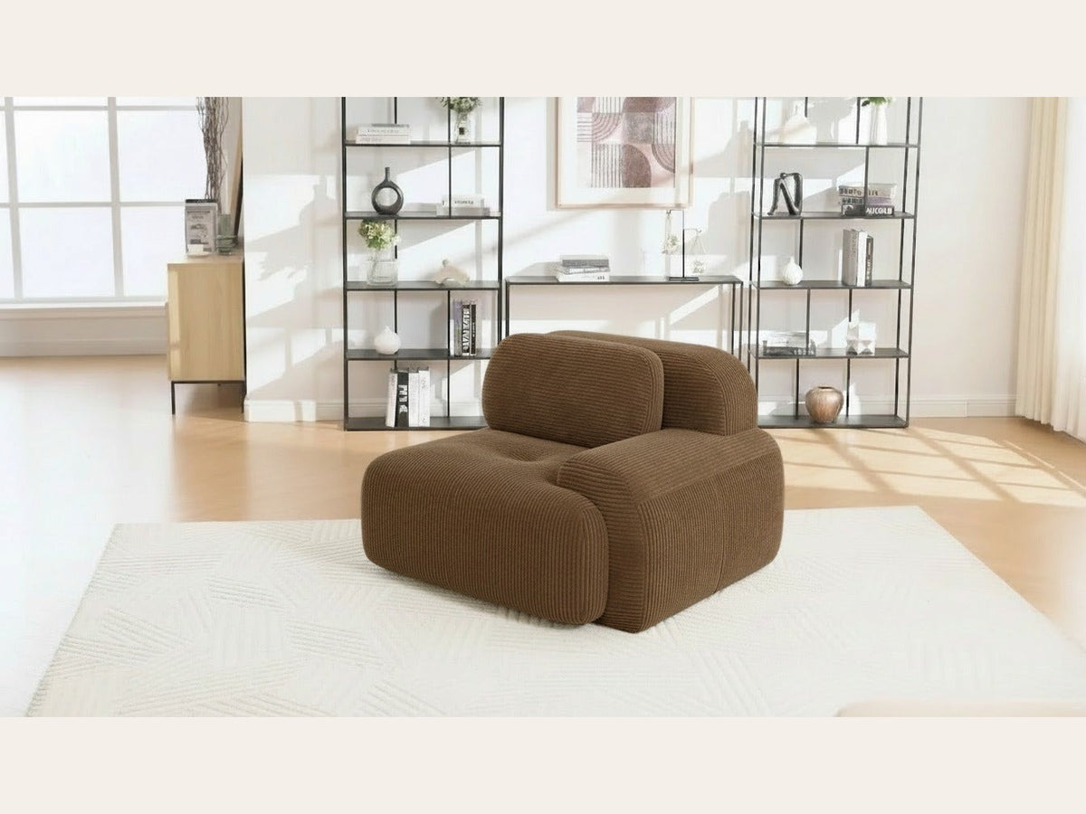 Fauteuil modulable brun, de trois quarts dans un salon