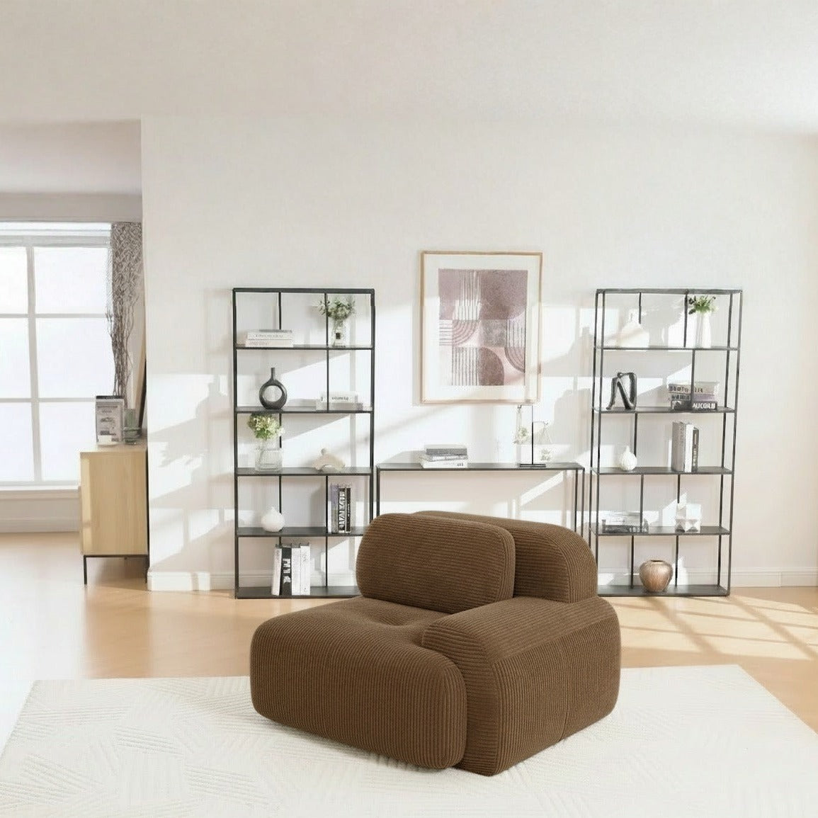Fauteuil modulable brun, de trois quarts dans un salon