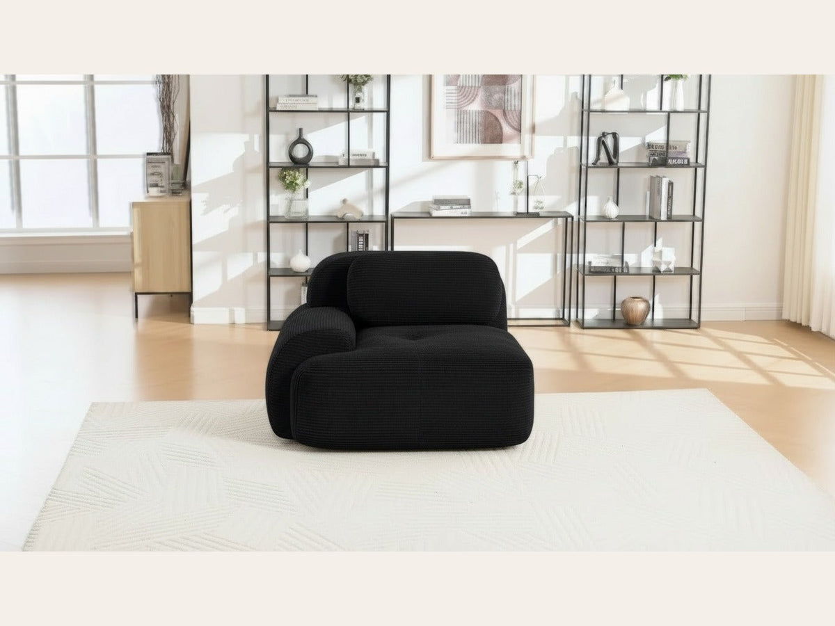 Fauteuil modulable noir, de face dans un salon
