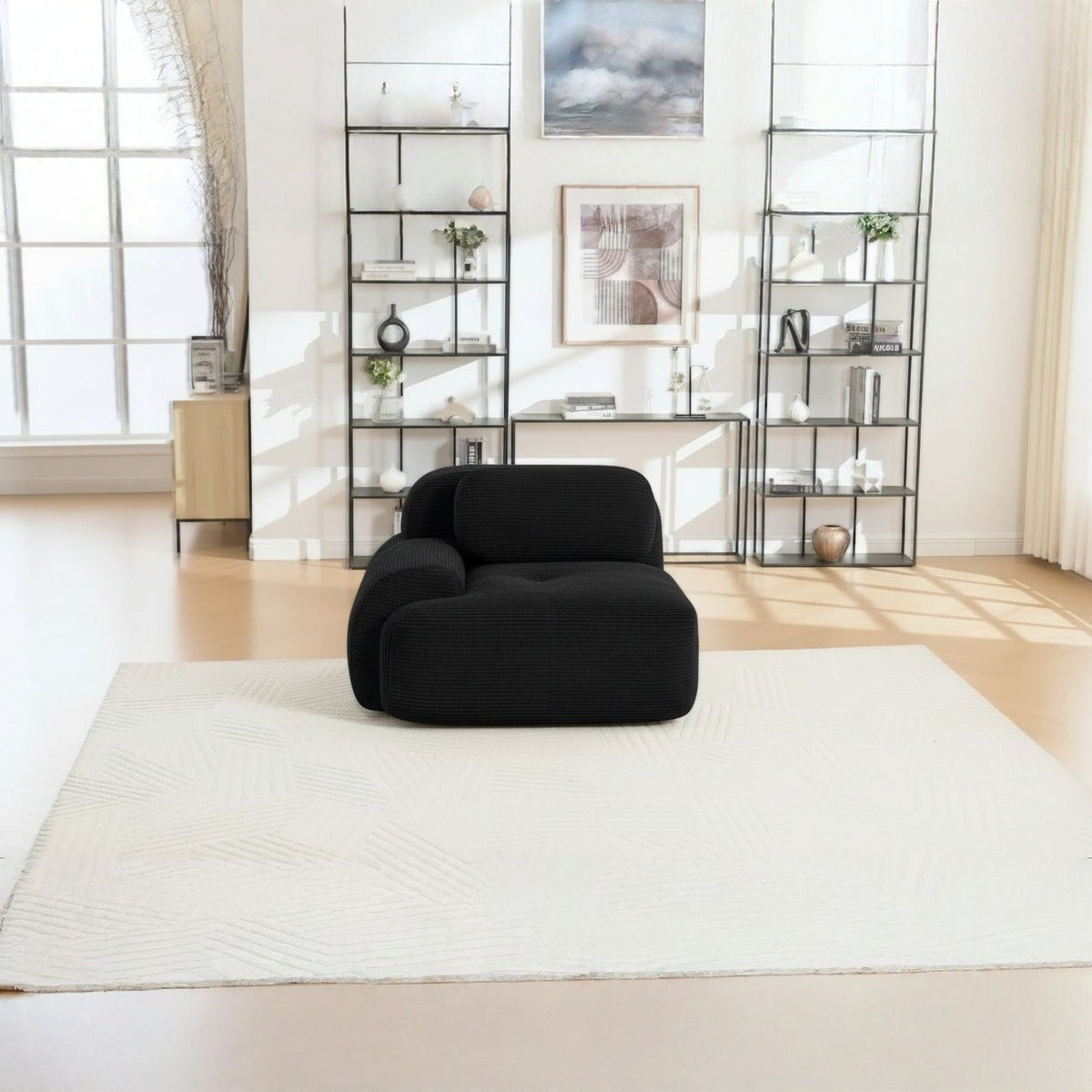 Fauteuil modulable noir, de face dans un salon