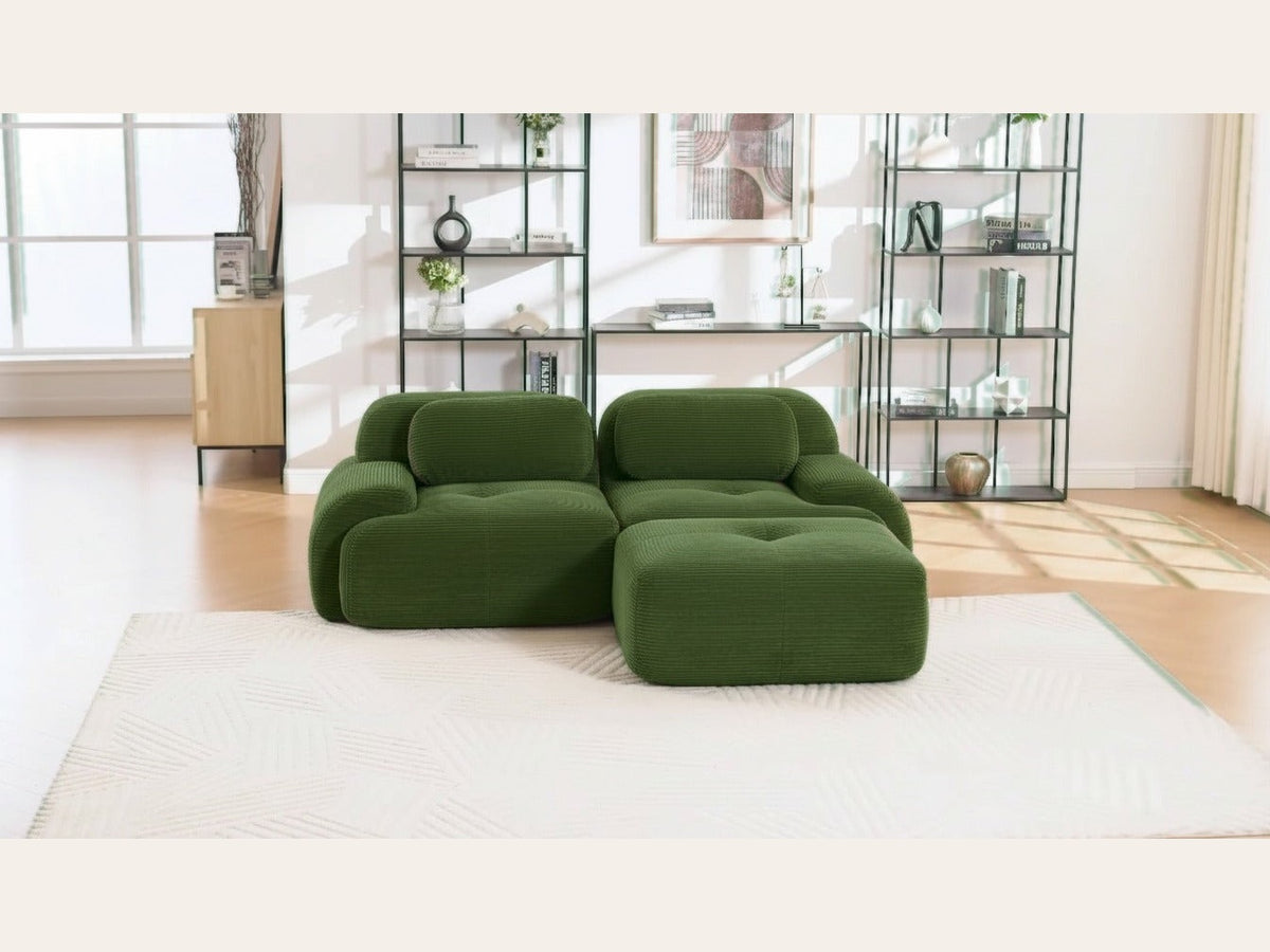 Canapé méridienne 2 places vert, de face dans un salon
