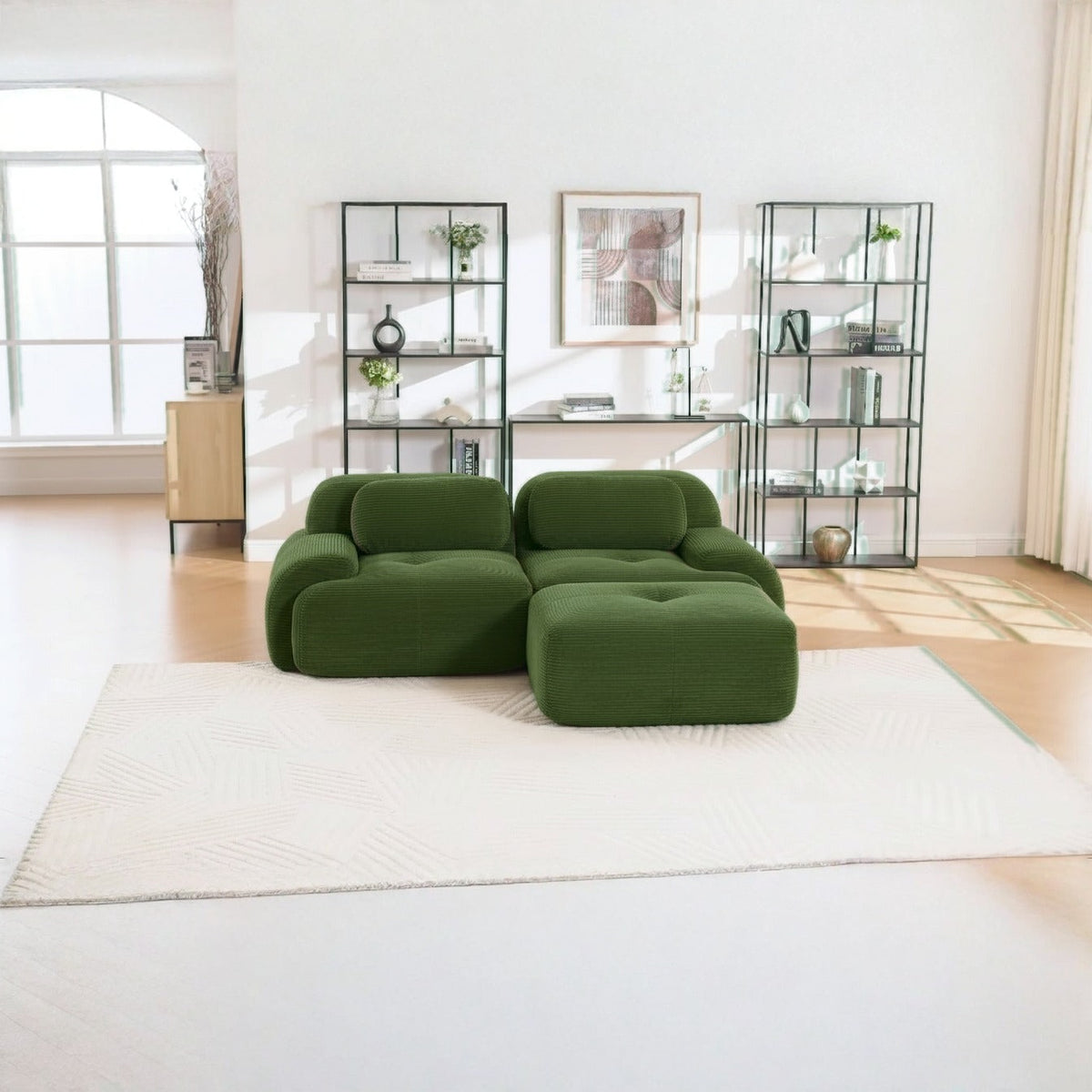 Canapé méridienne 2 places vert, de face dans un salon