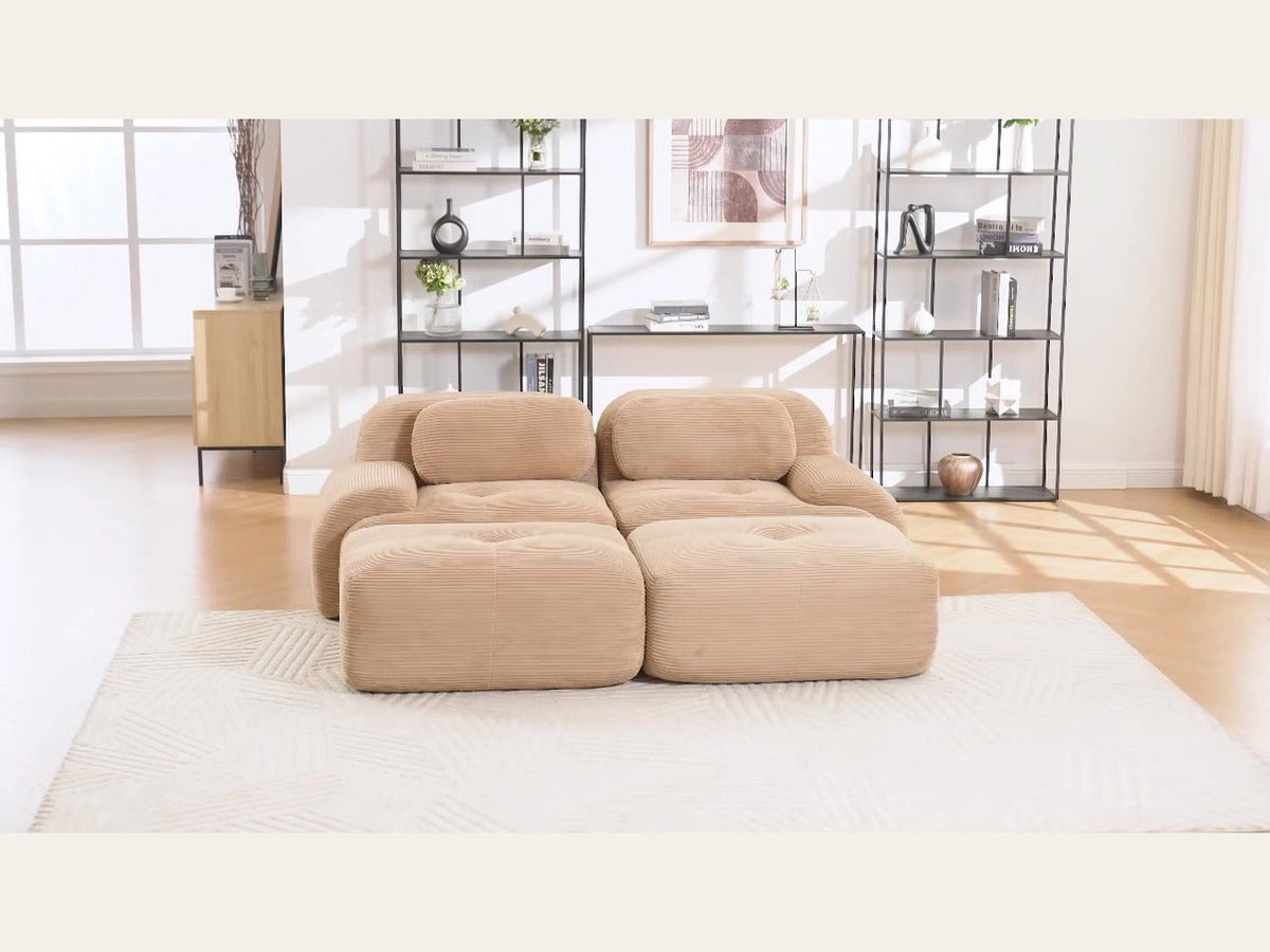 Canapé 2 places avec poufs beige, de face dans un salon