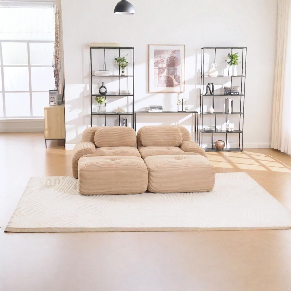 Canapé 2 places avec poufs beige, de face dans un salon