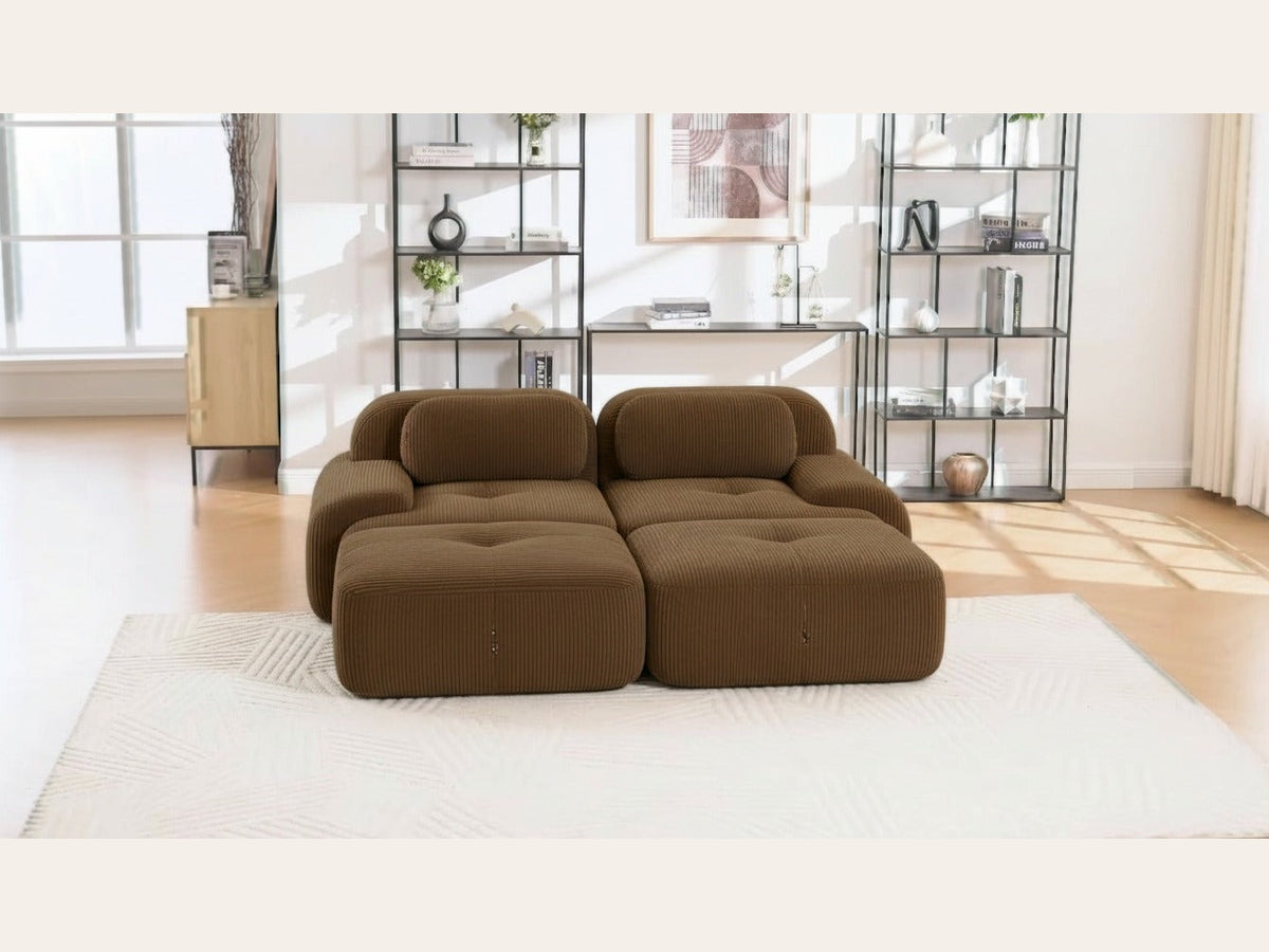 Canapé 2 places avec poufs brun, de face dans un salon