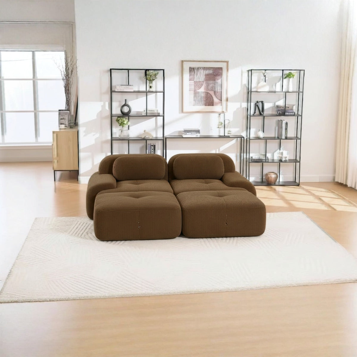 Canapé 2 places avec poufs brun, de face dans un salon
