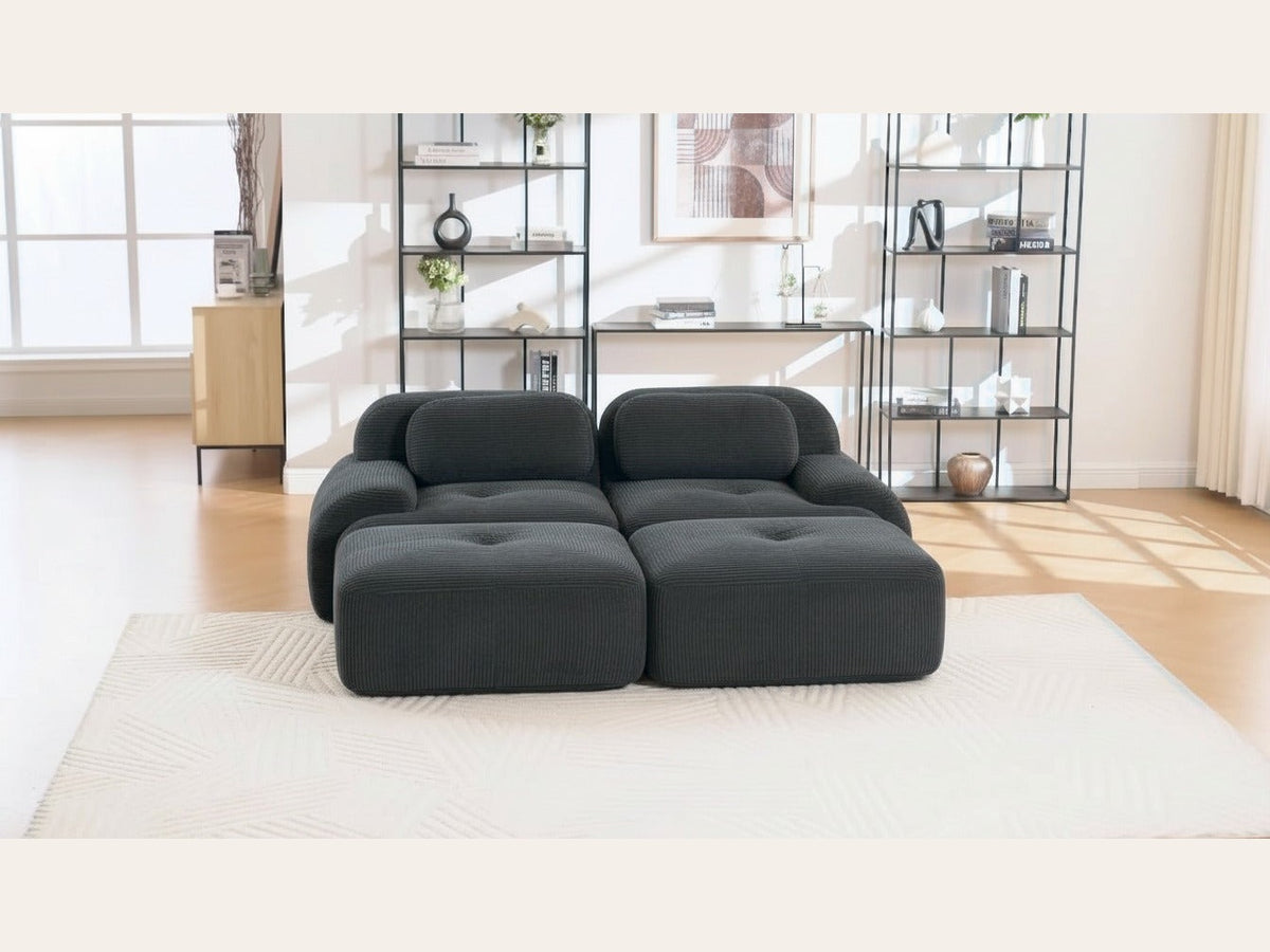 Canapé 2 places avec poufs gris, de face dans un salon
