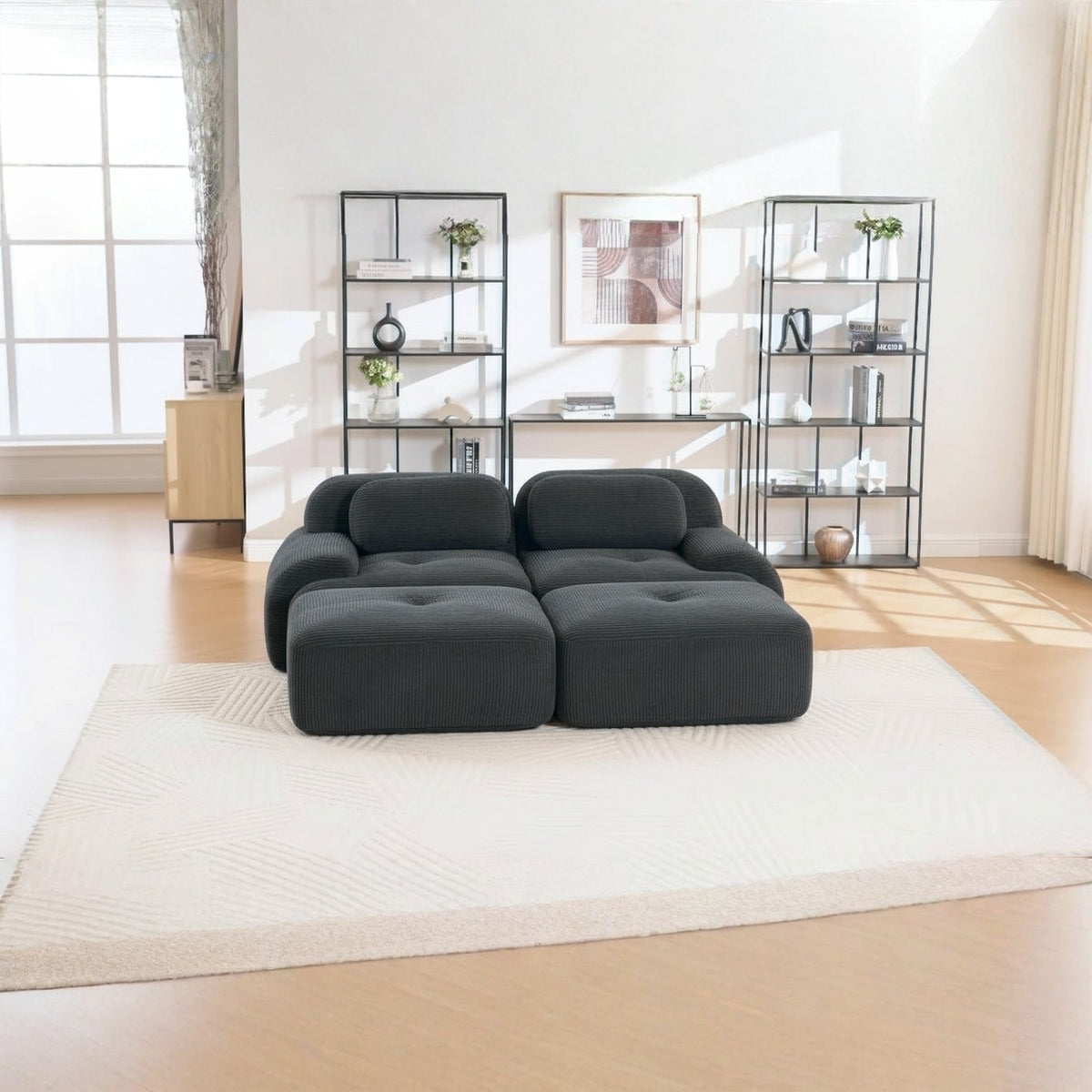 Canapé 2 places avec poufs gris, de face dans un salon
