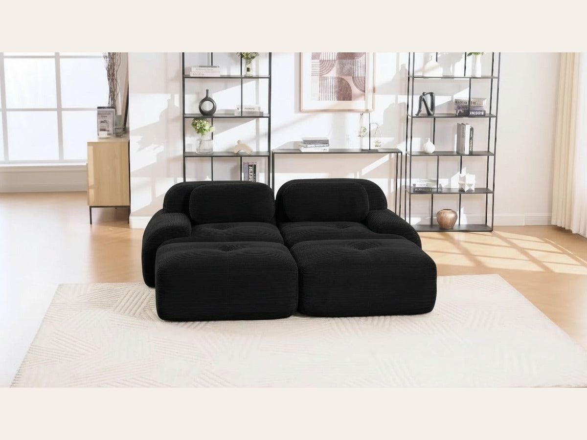 Canapé 2 places avec poufs noir, de face dans un salon
