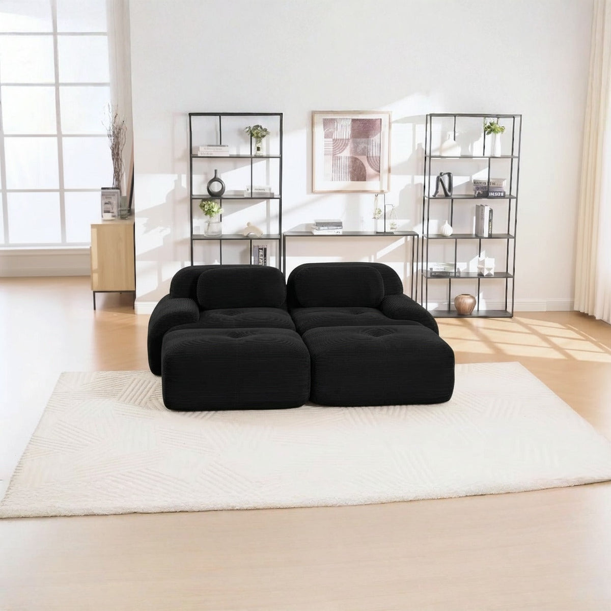 Canapé 2 places avec poufs noir, de face dans un salon