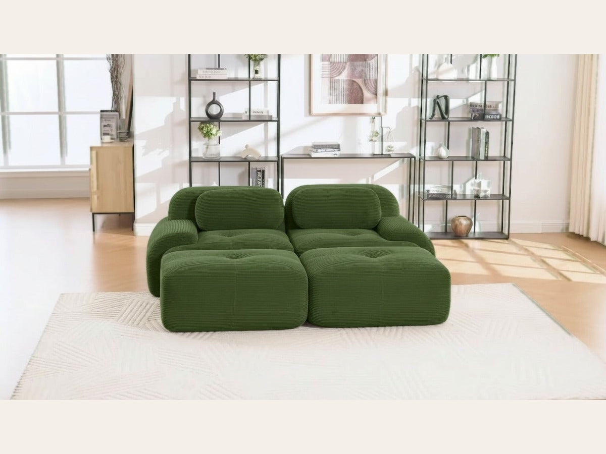 Canapé 2 places avec poufs vert, de face dans un salon
