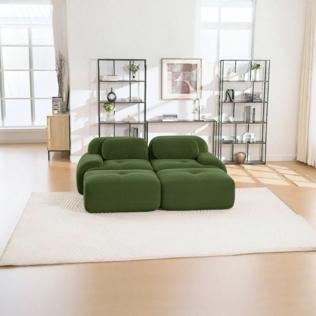 Canapé 2 places avec poufs vert, de face dans un salon