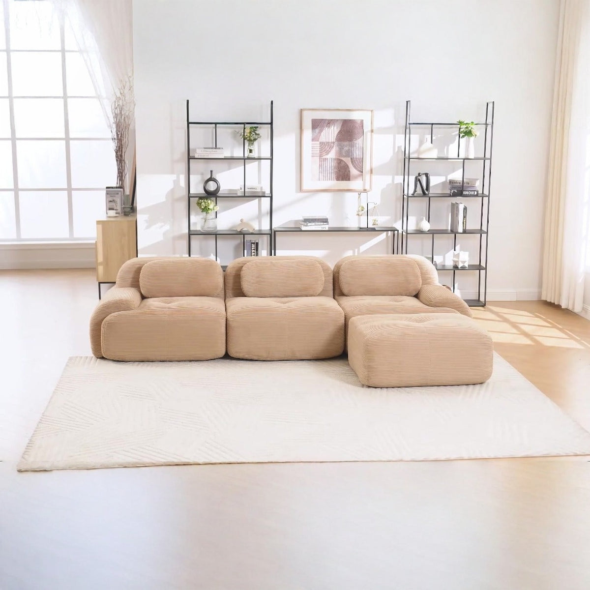 Canapé méridienne 3 places beige, de face dans un salon