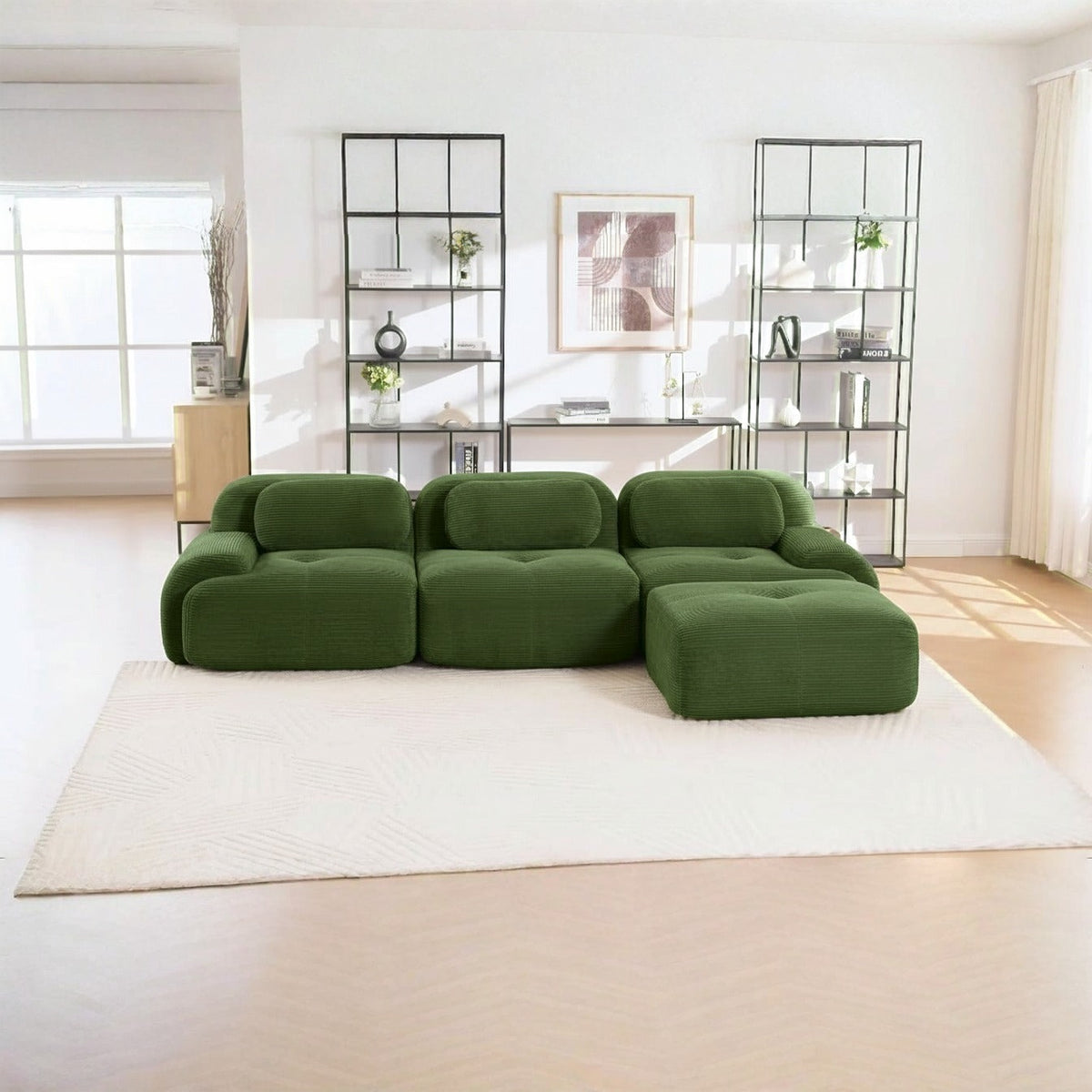 Canapé méridienne 3 places vert, de face dans un salon