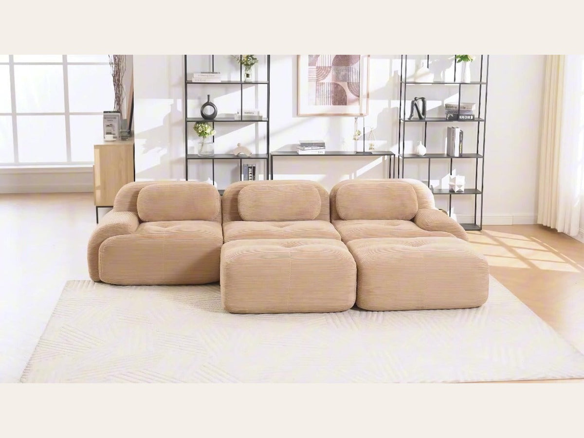 Canapé 3 places avec poufs beige, de face dans un salon