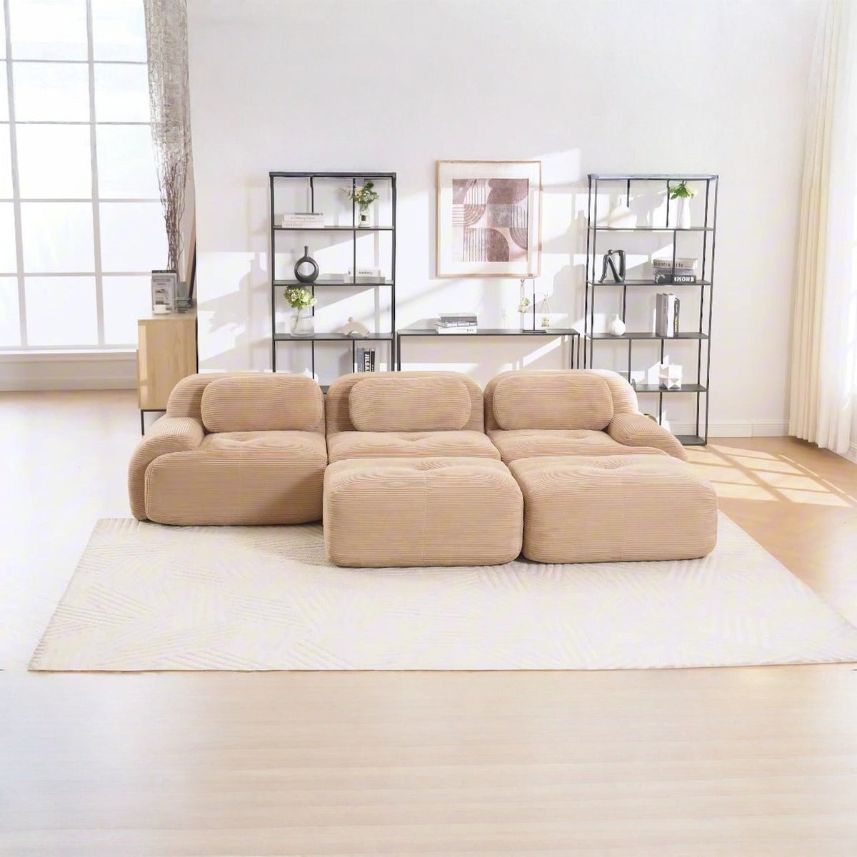 Canapé 3 places avec poufs beige, de face dans un salon