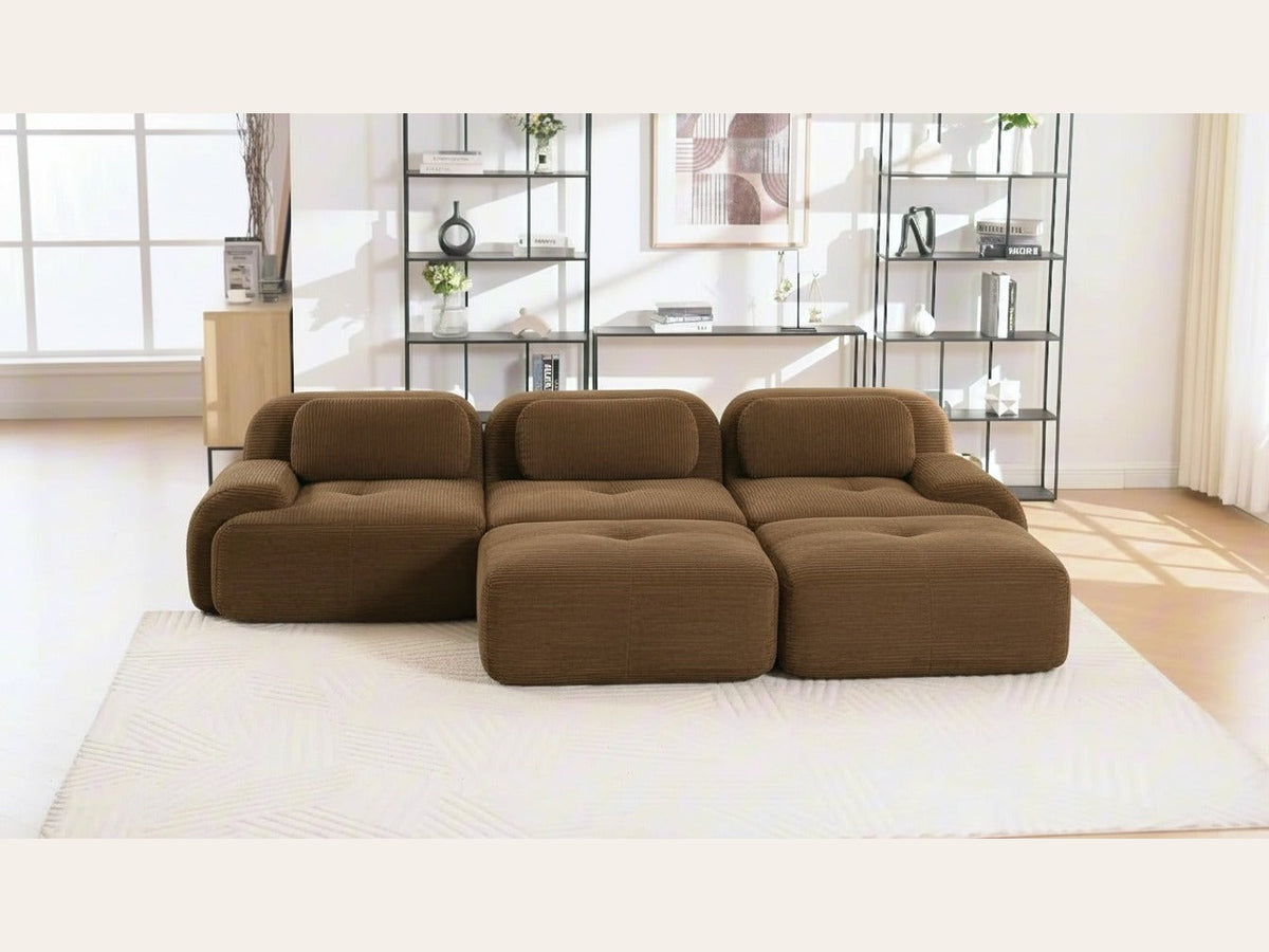Canapé 3 places avec poufs brun, de face dans un salon