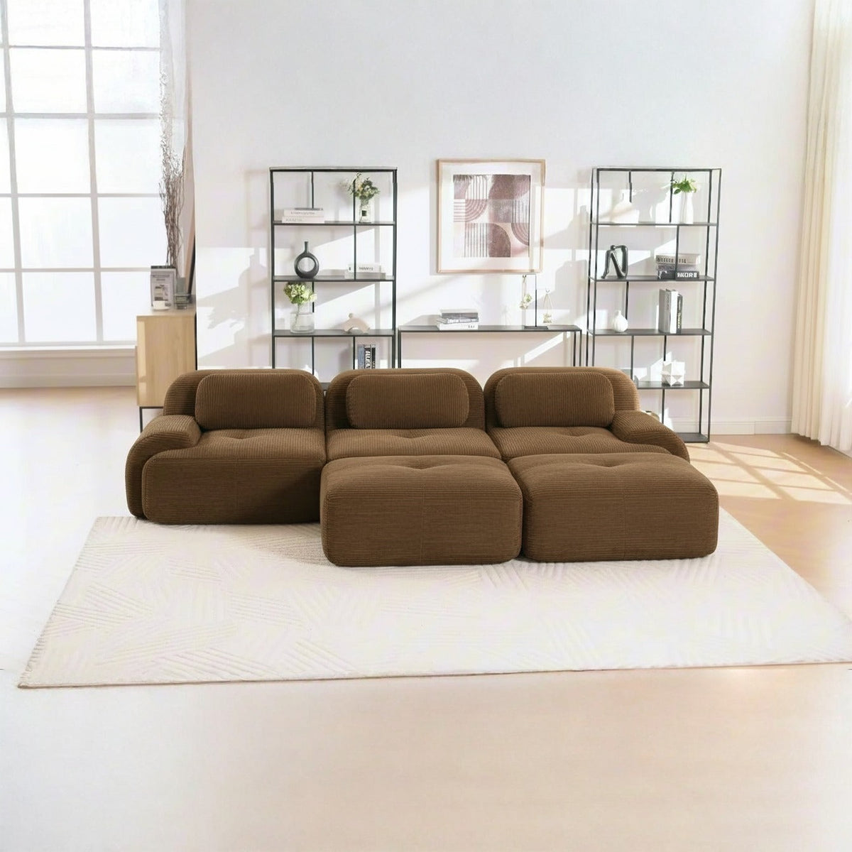 Canapé 3 places avec poufs brun, de face dans un salon