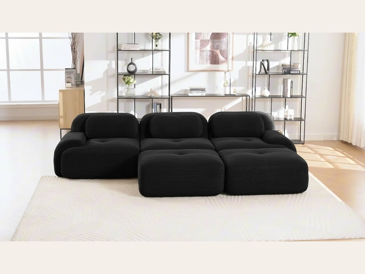 Canapé 3 places avec poufs noir, de face dans un salon