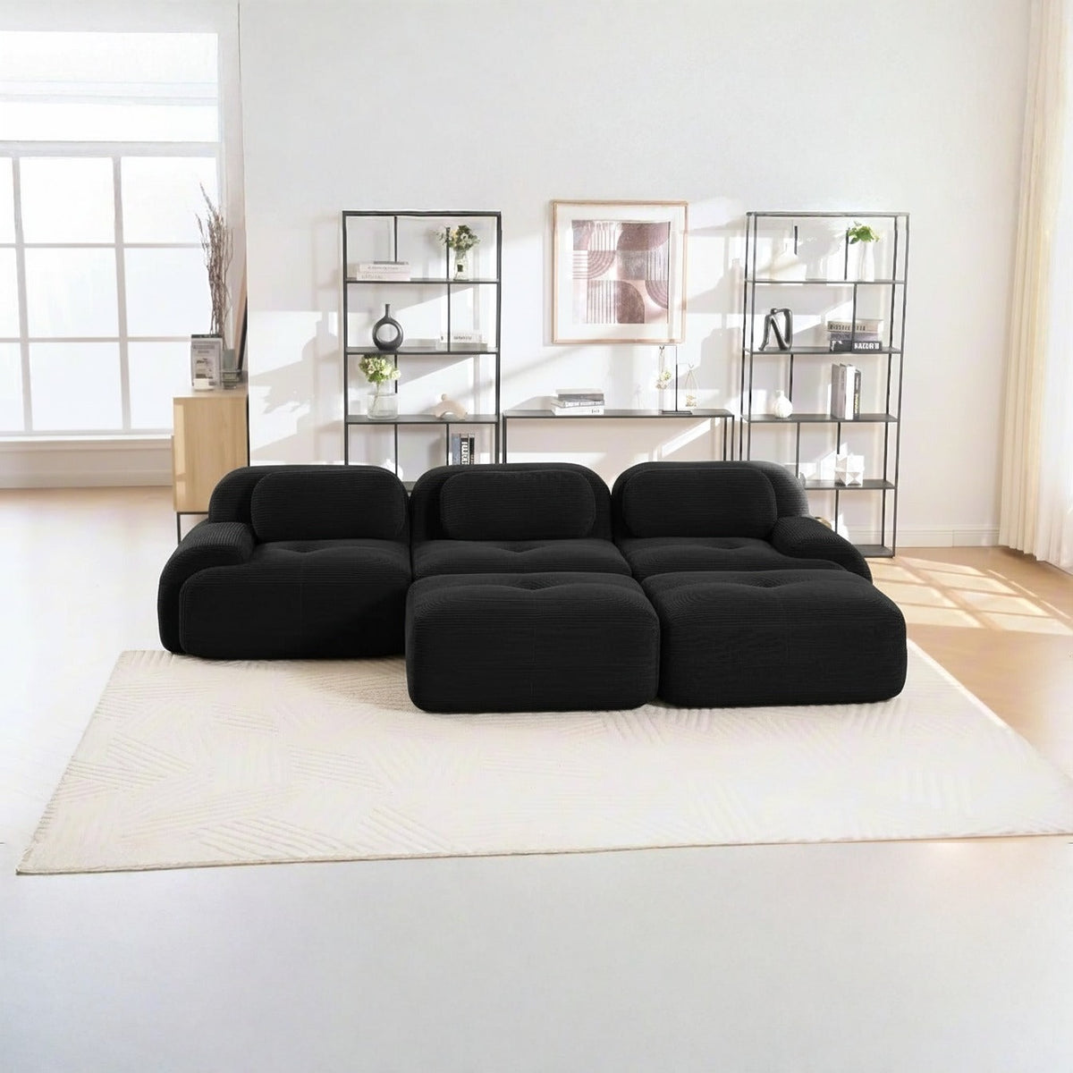 Canapé 3 places avec poufs noir, de face dans un salon