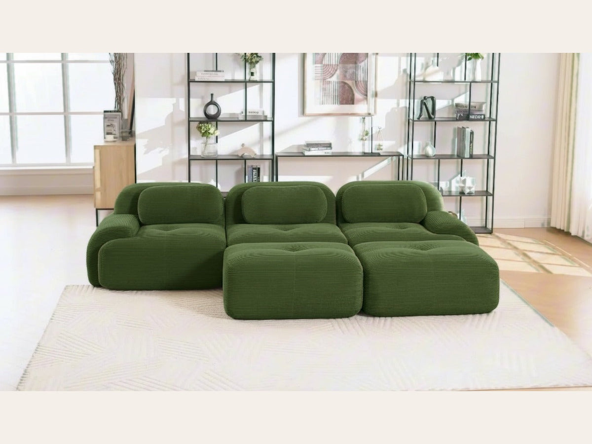 Canapé 3 places avec poufs vert, de face dans un salon