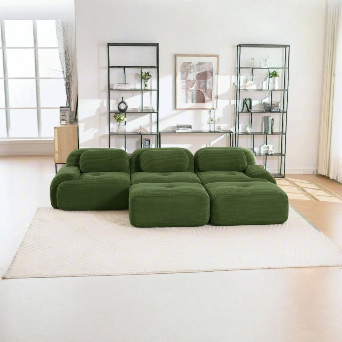 Canapé 3 places avec poufs vert, de face dans un salon