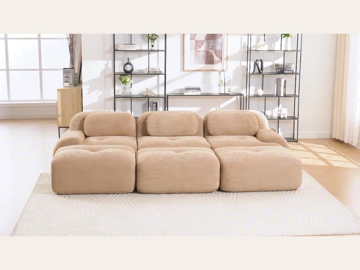 Canapé profond 3 places beige, de face dans un salon