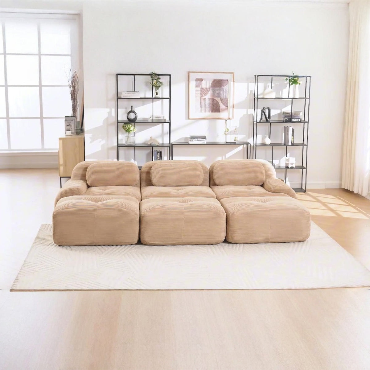 Canapé profond 3 places beige, de face dans un salon