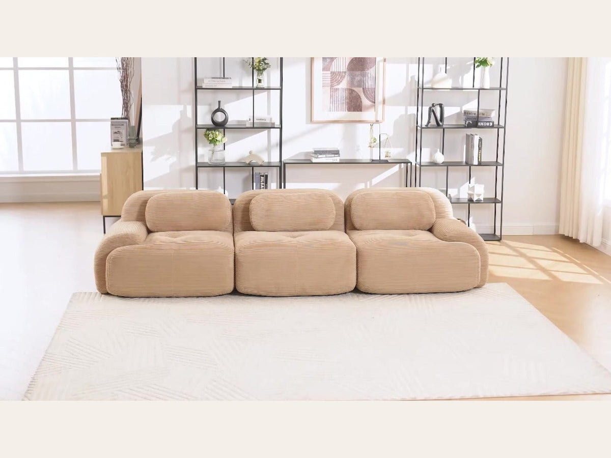 Canapé modulaire 3 places beige, de face dans un salon