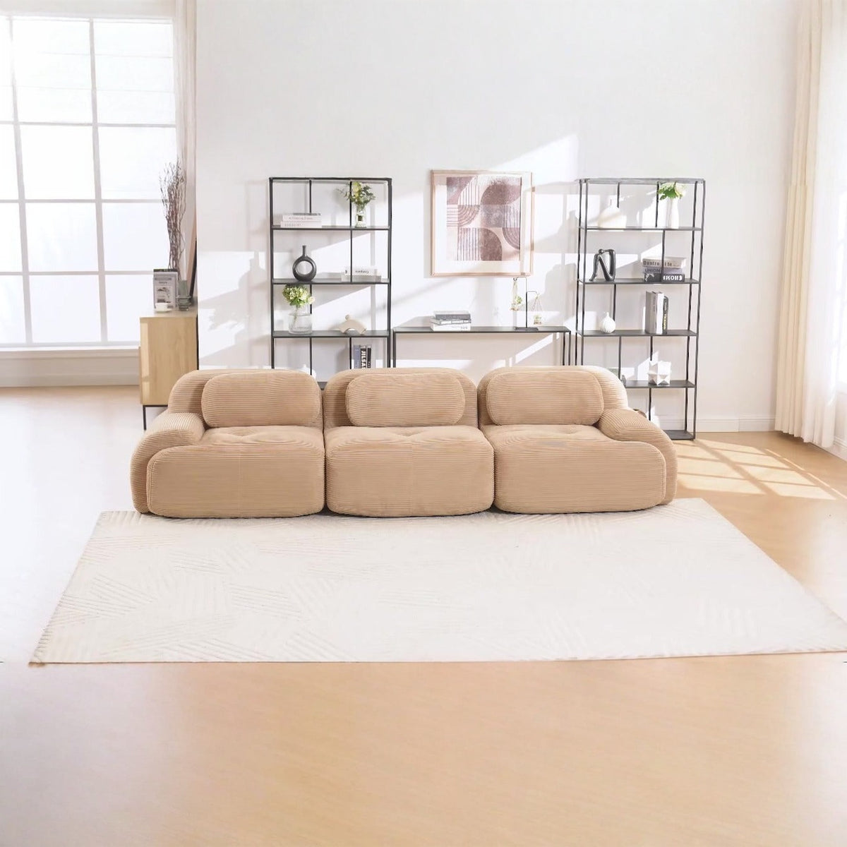 Canapé modulaire 3 places beige, de face dans un salon