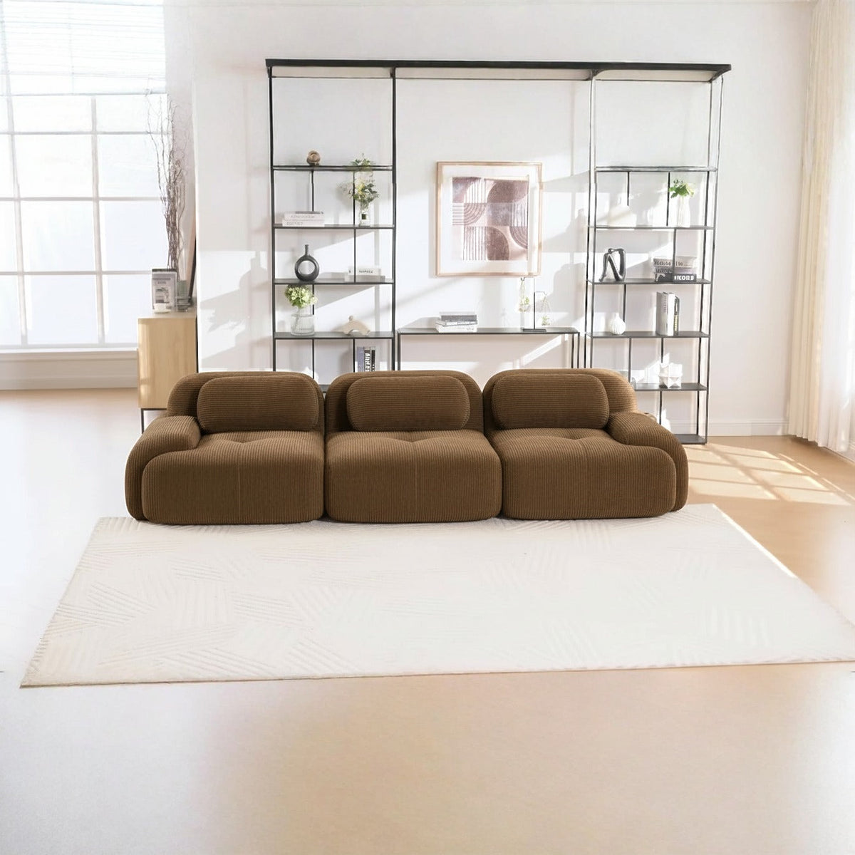 Canapé modulaire 3 places brun, de face dans un salon