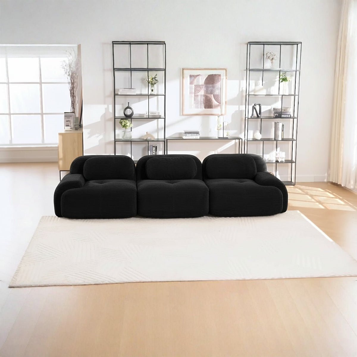 Canapé modulaire 3 places noir, de face dans un salon