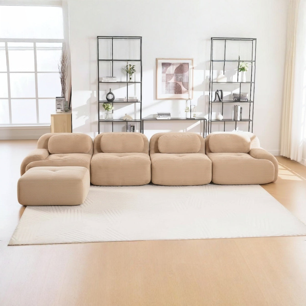 Canapé méridienne 4 places beige, de face dans un salon