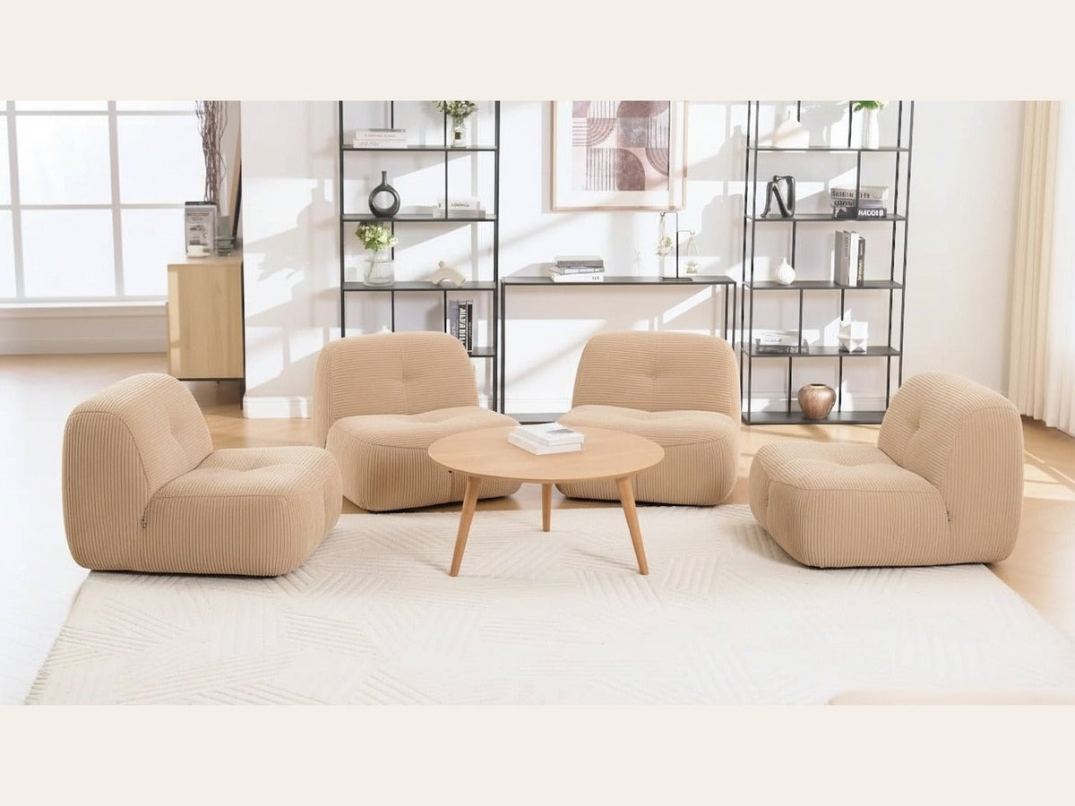 Lot de 4 fauteuils beige, de face dans un salon