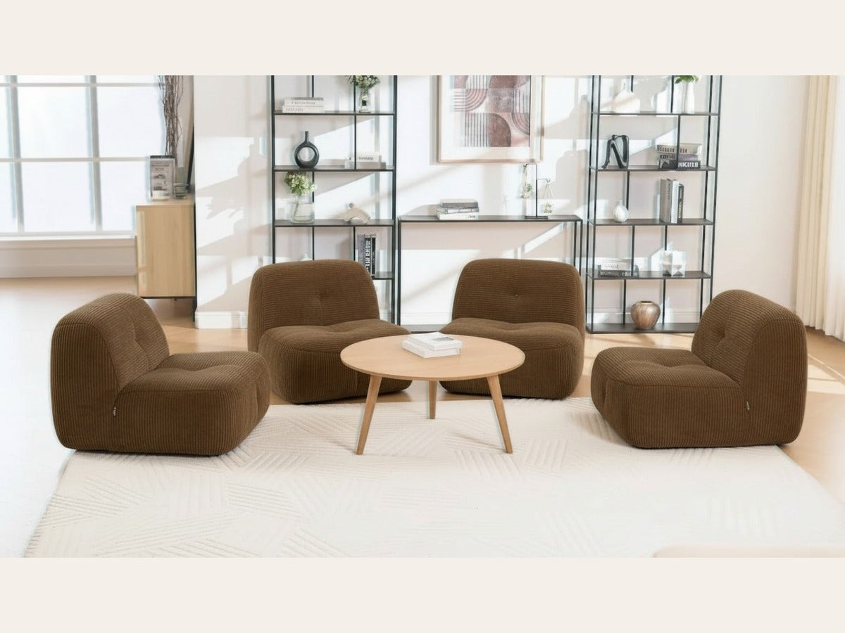 Lot de 4 fauteuils brun, de face dans un salon
