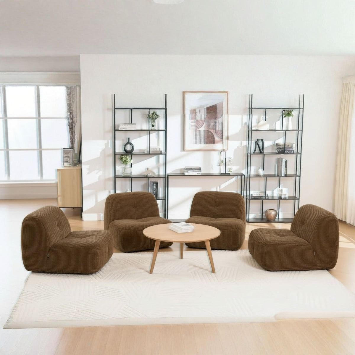 Lot de 4 fauteuils brun, de face dans un salon