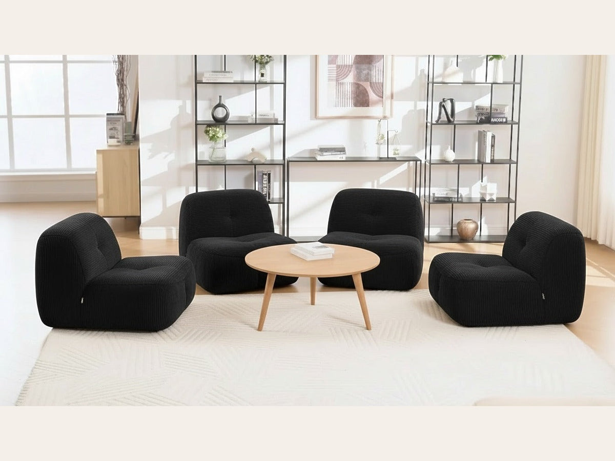 Lot de 4 fauteuils noir, de face dans un salon