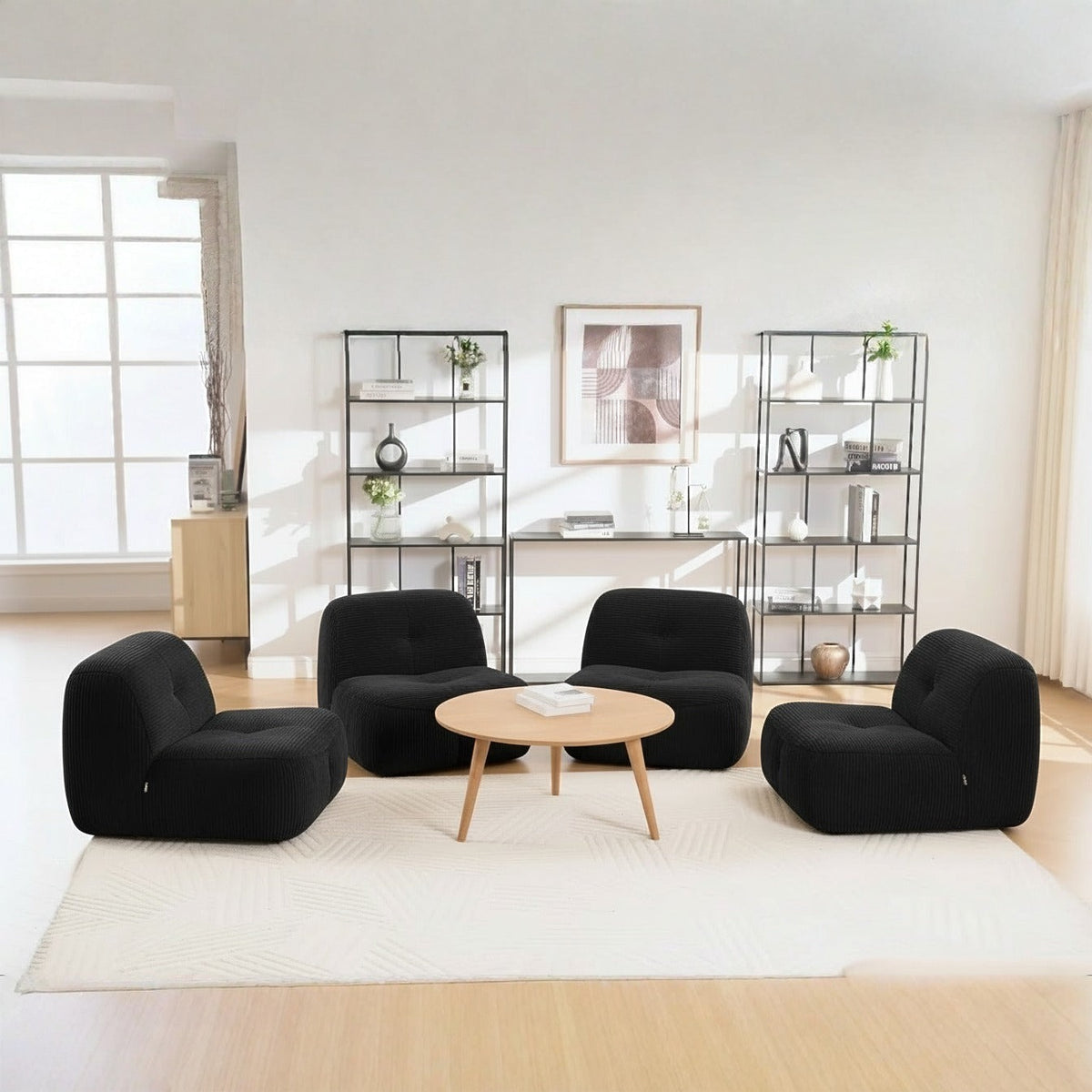 Lot de 4 fauteuils noir, de face dans un salon